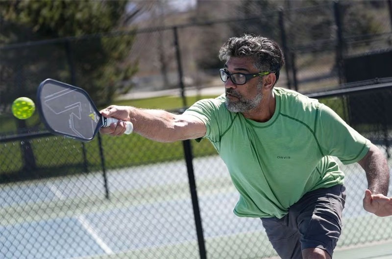 dau-co-tay-khi-choi-pickleball-1