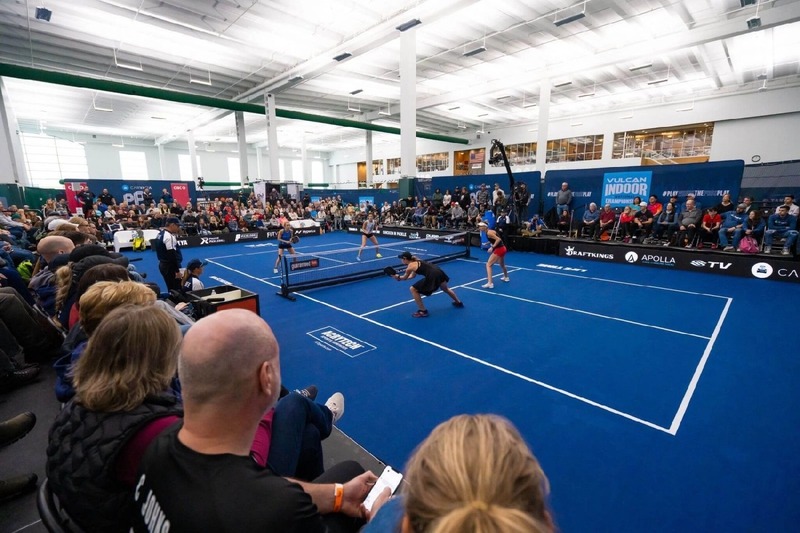 so-sanh-pickleball-trong-nha-va-ngoai-troi-1