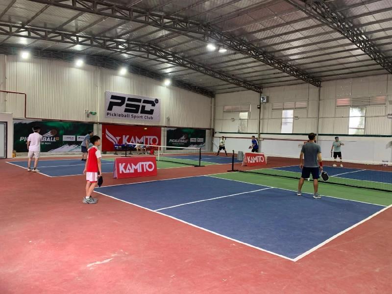 Đây là một sân rộng, được chăm chút kỹ lưỡng với nhiều tiện ích