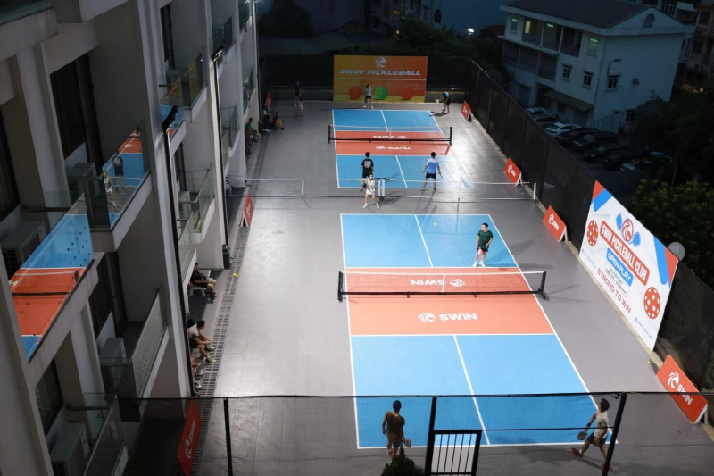 Sân sở hữu view thông thoáng, tuyệt đẹp bên cạnh Hồ Tây